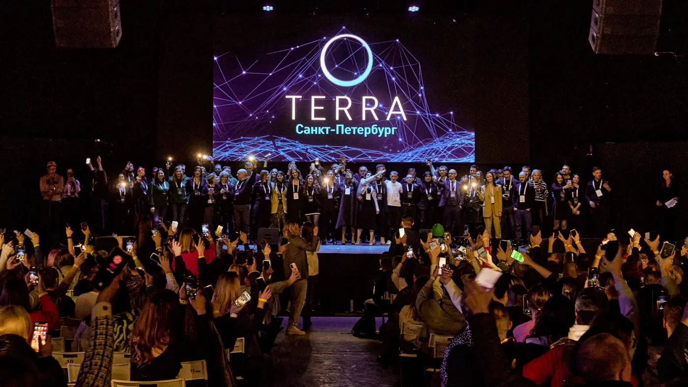 Участники TERRA Санкт-Петербург на сцене во время события клуба